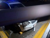 Derriban fuertes vientos anuncio de S-Mart; cae sobre auto y deja una lesionada