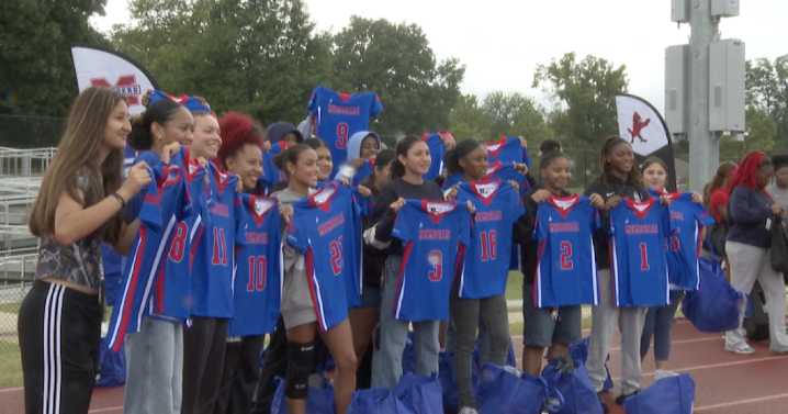Ex-NFL star donates $50K for girls flag football at 11 Tulsa
