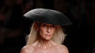 Isabel Sanchis tiñe de verde y rosa la pasarela madrileña