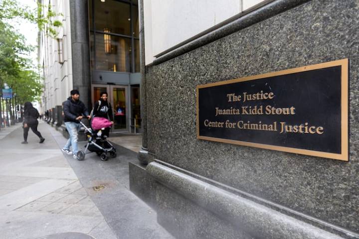 Pipe burst closes Philly courts building in Center City