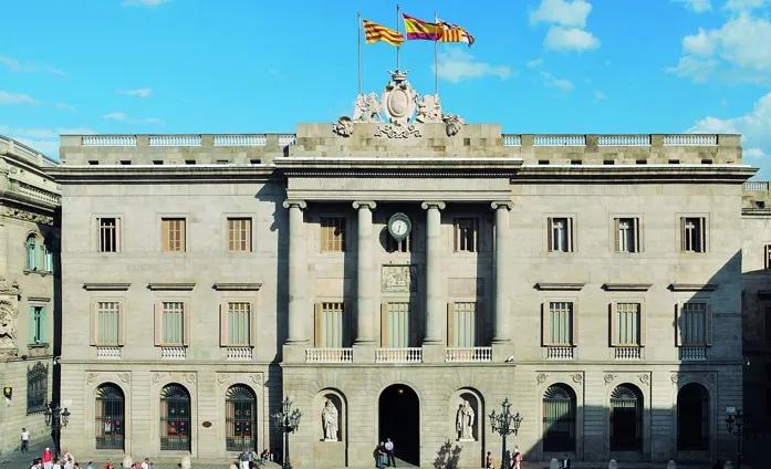 El Ayuntamiento de Barcelona coloca pancartas en su fachada contra "el gobierno genocida de Israel" y el PP denuncia una "vulneración flagrante" de la neutralidad