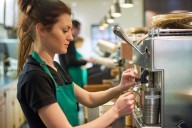 Trabajadores de Starbucks demandan a la compañía por el nuevo código de vestimenta