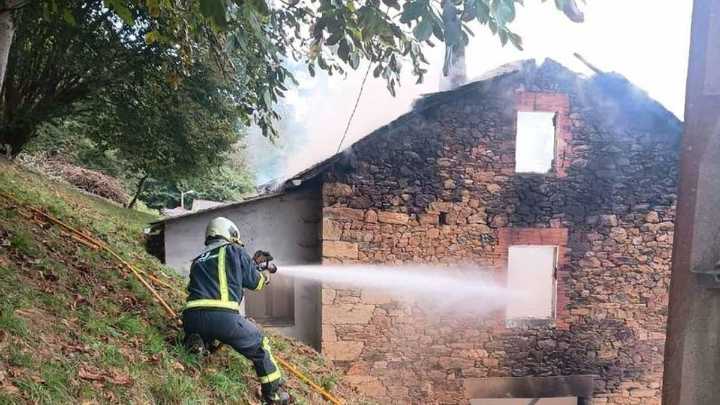 Un incendio calcina por completo una vivienda en Valdés