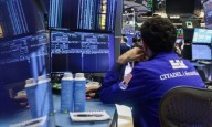 El dólar vuelve a subir, pero rebotan bonos y acciones tras el lunes negro