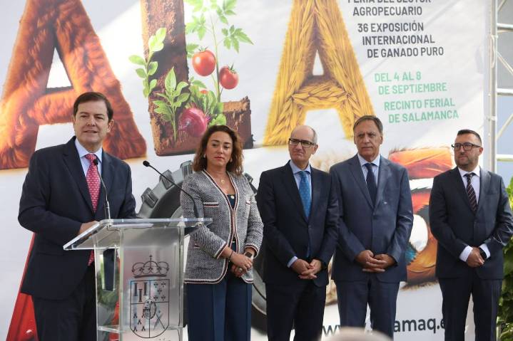 Mañueco anuncia un plan de apoyo para la ganadería extensiva en la inauguración de Salamaq