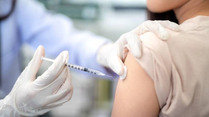 Sistema de salud estadounidense deja las vacunas contra la COVID