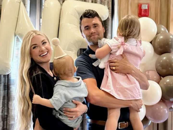 Asesinato de Charlie Kirk: "¿Dónde está papá?", la reacción de la hija del activista al ver a su madre