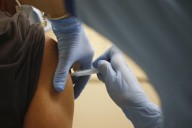 Nuevo comité asesor acuerda restringir acceso a vacunas contra el coronavirus en EE.UU.