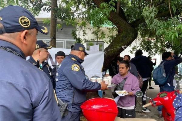 Ofrecen policías comida y apoyo a familias en el Leñero