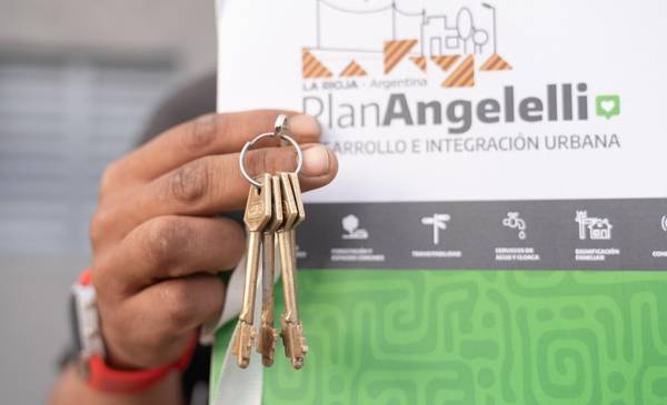 "Hogares y dignidad": con el Plan Angelelli, Quintela entregó más viviendas en capital