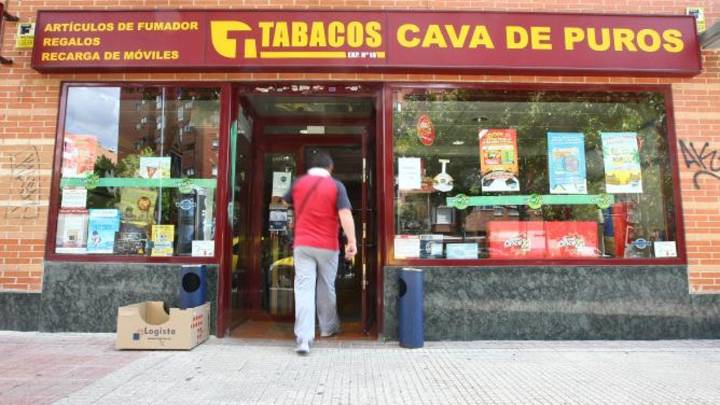 José Nicolás, dueño de un estanco: "Si sale toda la ley antitabaco adelante nuestros negocios cerrarán"