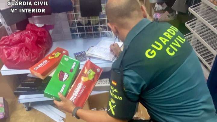 La Guardia Civil interviene 8.000 artículos de pirotecnia en un local comercial de Fuentes de León More