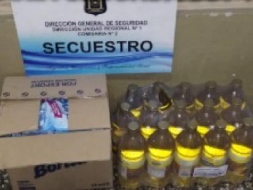 Detienen a un hombre por robar mercadería de un auto en pleno centro