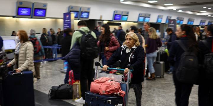 Tras las fallas en los pasaportes, el Gobierno reforzó la atención del RENAPER en Aeroparque