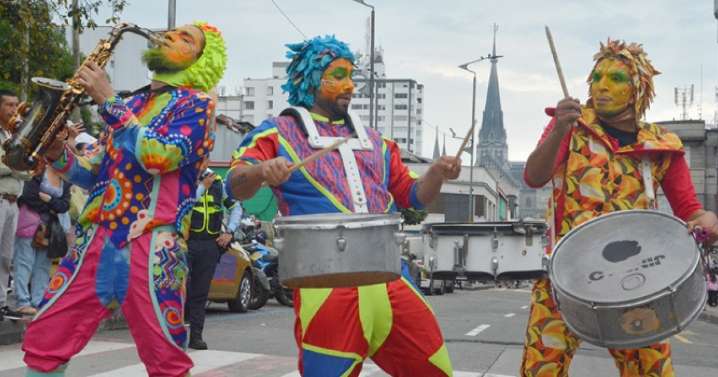 En zancos por la 23: compañía bogotana dio inicio a la cuota callejera del Festival Internacional de Teatro