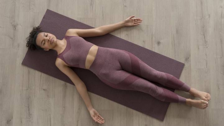 Las cuatro posturas de yoga que ayudan a enfriar el cuerpo durante este verano