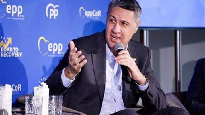 Entidades de Badalona piden a Albiol que ayude a cambiar la postura del PP con el catalán en la UE