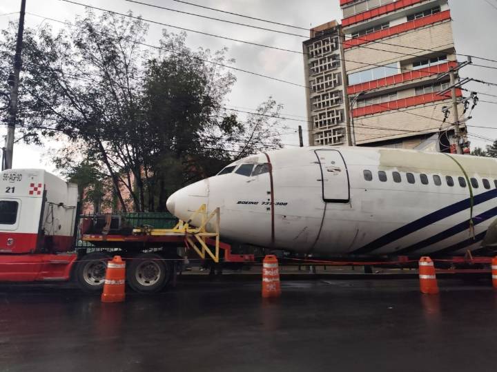 Avión en San Jerónimo y Periférico sorprende a automovilistas