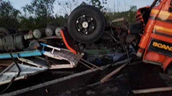 Tránsito interrumpido sobre Ruta 14 por vuelco de un camión