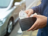 ¿Organizás los billetes de menor a mayor? El significado oculto de este gesto común