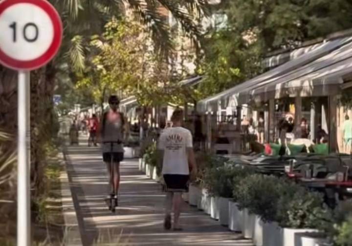 Piden eliminar el carril bici de la Explanada por «riesgo» para peatones y turistas: «Estáis en peligro»