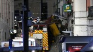 Tres muertos y una veintena de heridos al descarrilar un funicular de Lisboa y chocar contra un edificio