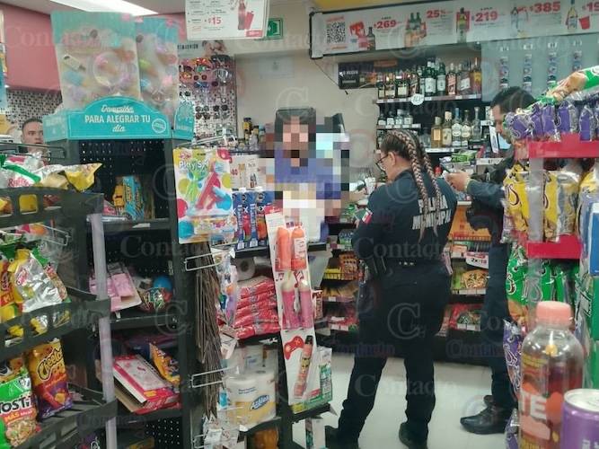 Sujeto armado roba un OXXO en el Fracc. Milenio 450