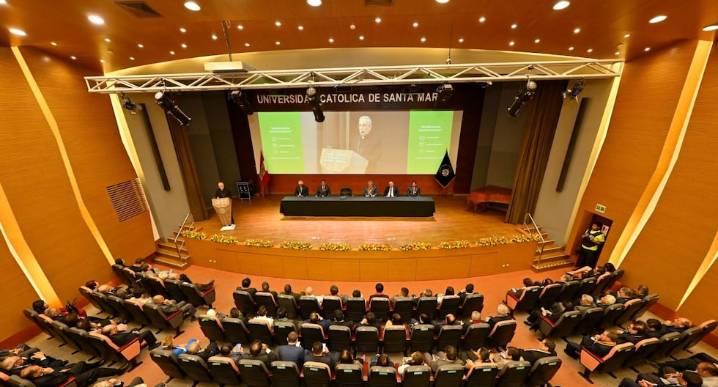Arzobispo de Arequipa: “Necesitamos jóvenes profesionales en humanidades y servicio”