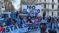 Trabajadores del Hospital Garrahan y docentes marcharon a Plaza de Mayo para protestar contra los vetos de Javier Milei