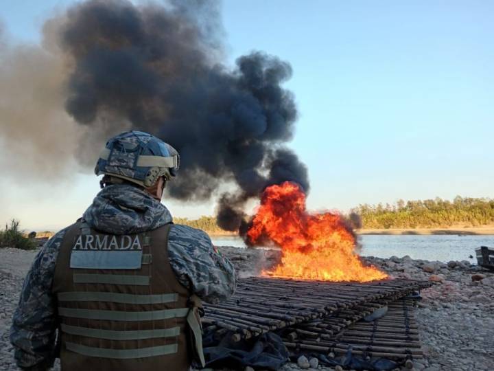 Armada destruye gomones y decomisa contrabando