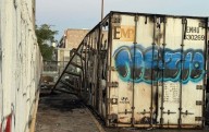 Incendian contenedores en centro comercial; detienen a uno