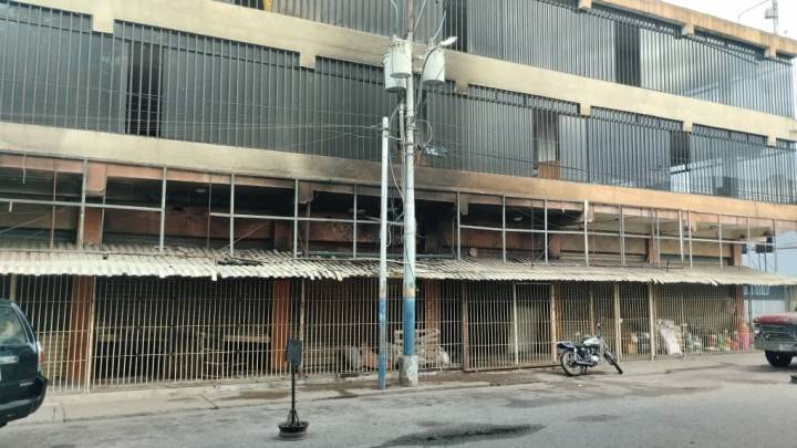 Locales quemados frente a la plaza Bolívar resurgen de entre las cenizas