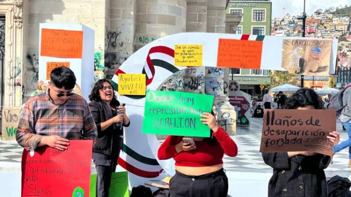 Jóvenes universitarios exigen justicia y memoria estudiantil en Pachuca