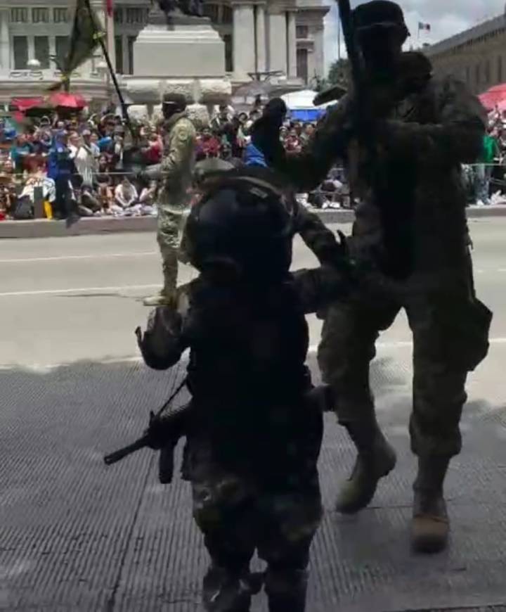 Niño ‘militar’ conmueve y ‘recibe distintivo de fuerzas especiales del Primer Batallón’