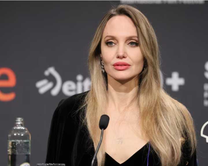 España: Angelina Jolie dice que ama a su pais Estados Unidos pero que no lo reconoce ahora mismo