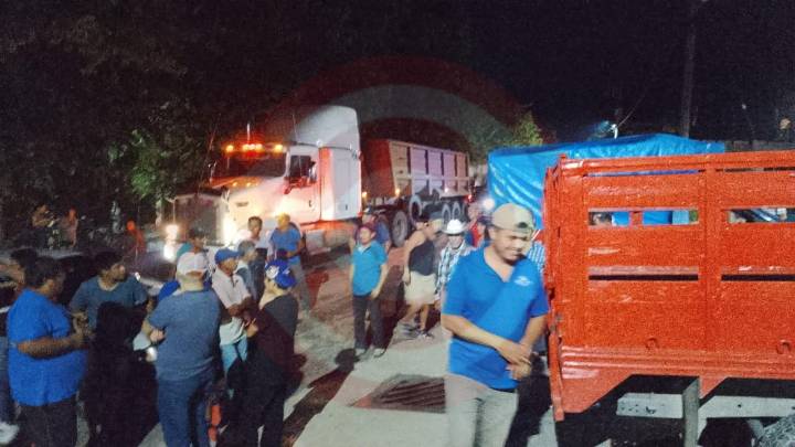 Bloquearon carretera 2 comunidades por falta de luz