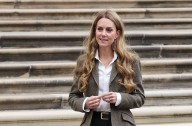 Kate Middleton luce fabulosa de rubia en visita a Museo de Historia en Londres