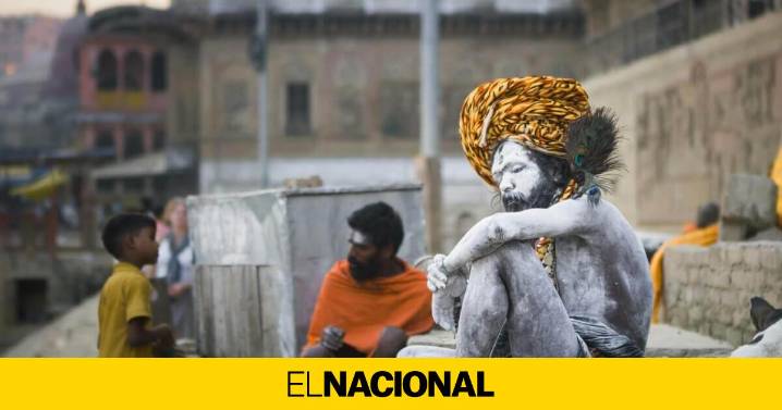 Entramos en la ciudad sagrada de la India habitada por caníbales que comen cuerpos humanos