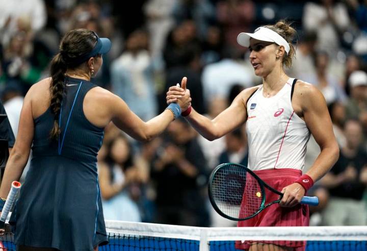 Tennis-Anisimova sweeps aside Haddad Maia to reach US Open quarter