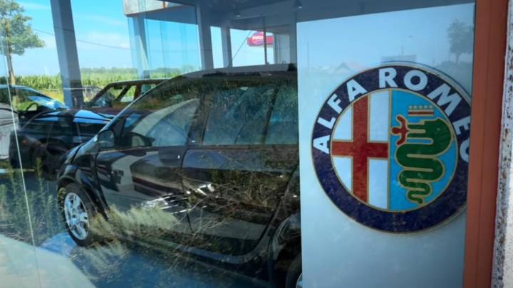 El concesionario secreto que alberga un tesoro automovilístico tras una tragedia familiar