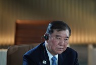 El líder del gobierno de Japón dimite en medio de críticas y discordia en su partido