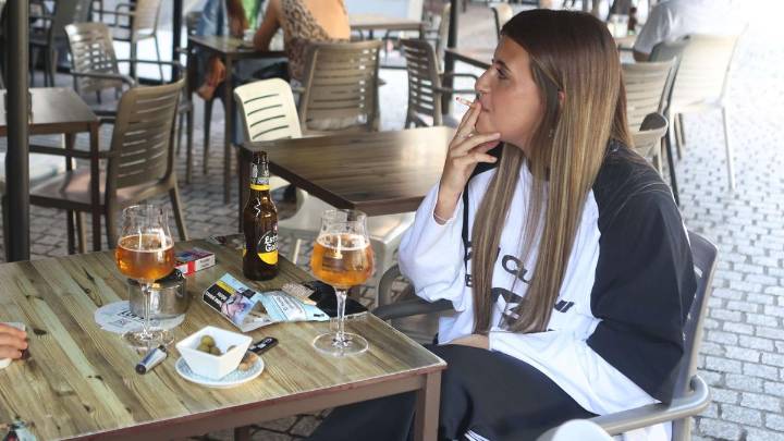 La nueva ley antitabaco divide a los coruñeses: «Nos va a afectar andar diciéndole a la gente que aquí no se puede fumar, como si fuéramos policías»