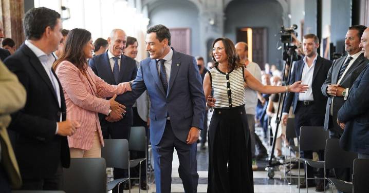 Juanma Moreno mira a los jóvenes en la presentación de la nueva Ley de Vivienda
