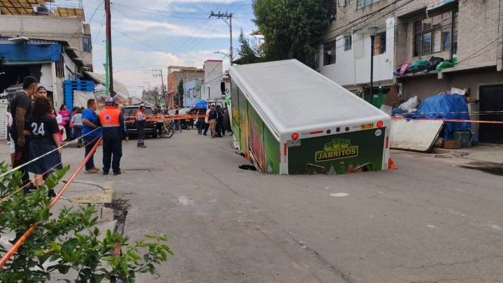 Socavón 'devora' camión repartidor de refrescos en Iztapalapa
