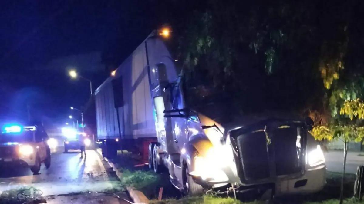 Camión de carga sube al camellón central en Ecobulevar León