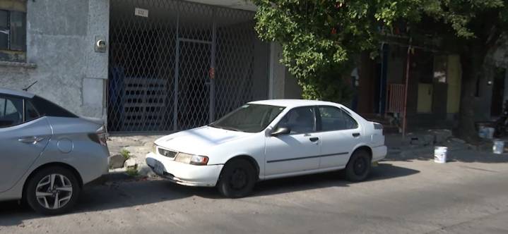 Reportan vehículos abandonados en la colonia Independencia