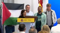 Un trabajador saca la bandera Palestina durante el discurso de Robles en Navantia