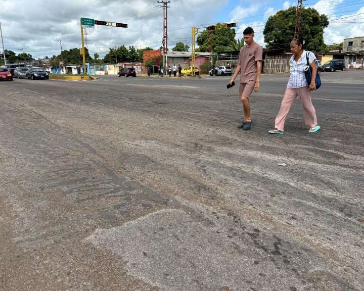 Conductores denuncian mal estado de la carretera en el semáforo de Las Cayenas