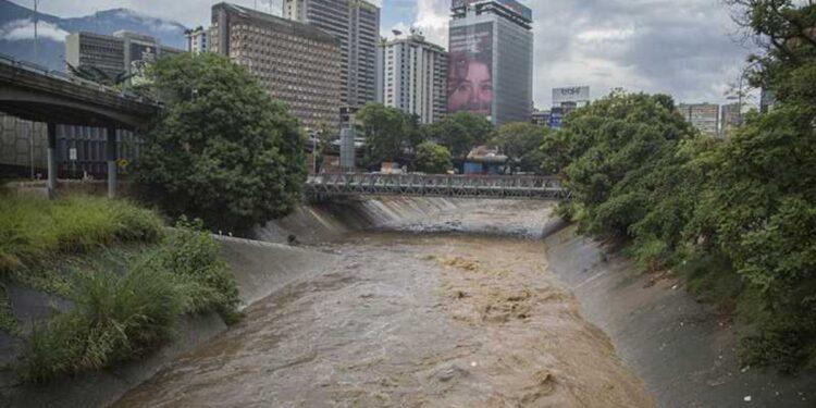 ¡Terror en las Aguas! Encuentran un Cuerpo sin Vida en el Río Guaire
