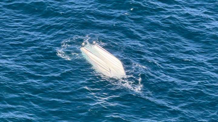 1 dead, another missing after boat capsizes off Oregon Coast